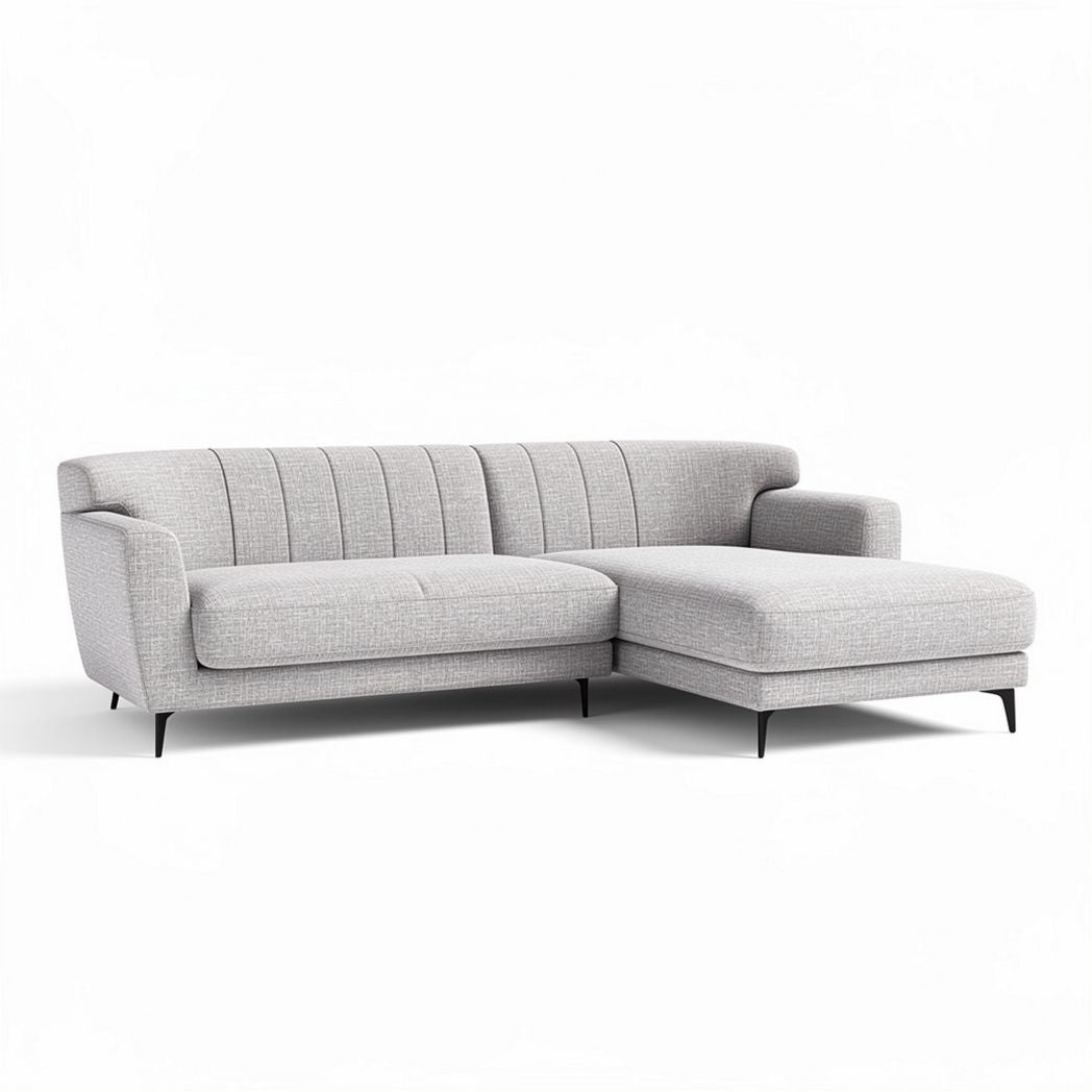 L-shaped sectional sofa in light gray fabric with tapered metal legs 200 x 85 x 85cm